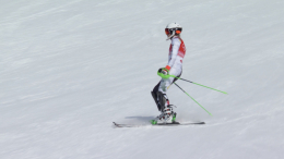 Ašaromis aplaistytos kalnų slidinėjimo slalomo varžybos, kuriose dalyvavo ir mūsų šalies debiutantė Gabija Šinkūnaitė. Šiandien jos pirmas blynas prisvilo ir olimpinės baigtos, o trasoje su įtampa nesusitvarkė ir olimpinė čempionė Mikaela Schiffrin. Pagrindinė favoritė iš Jungtinių Valstijų nebaigė pirmojo nusileidimo ir paliko amerikiečius be aukso medalio žaidynėse. O slovakė Petra Vlhova dramatiškai istorinį aukso medalį išplėšė vos per plauką.
